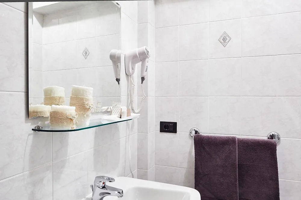 Hotel 2000 Граведона 3*,